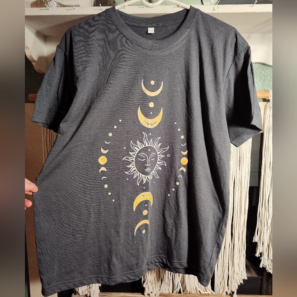Men's Gray Graphic T-Shirt with Sun and Moon Phase Design Medium